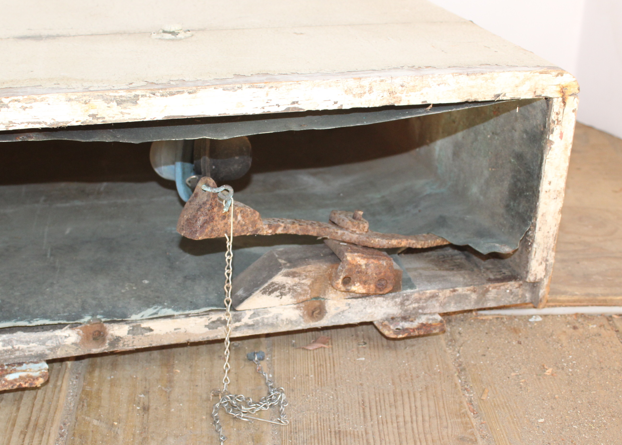 Antique Elephant Bowl Toilet and Wall-Mount Tank