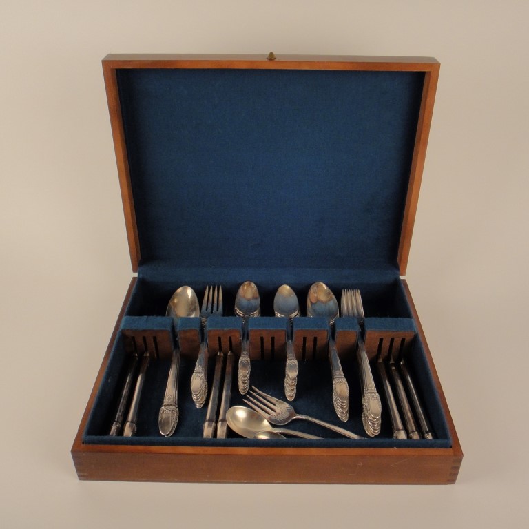 1847 Rogers Brothers "First Love" Silverplate Flatware