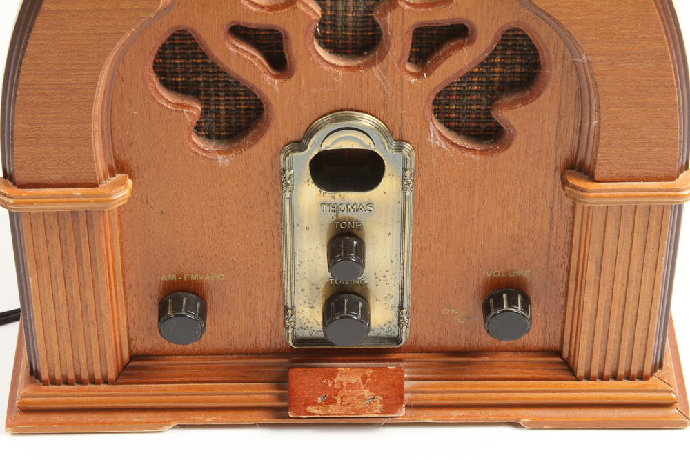 Vintage Replica 1932 Cathedral Style Radio