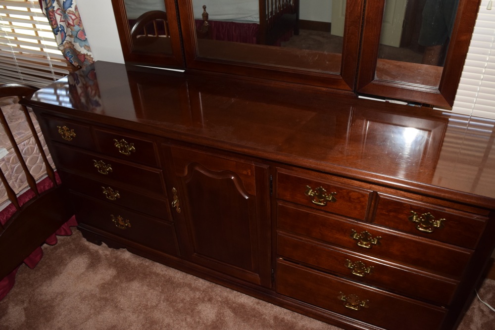 Mahogany Thomasville Dresser with Folding Mirror