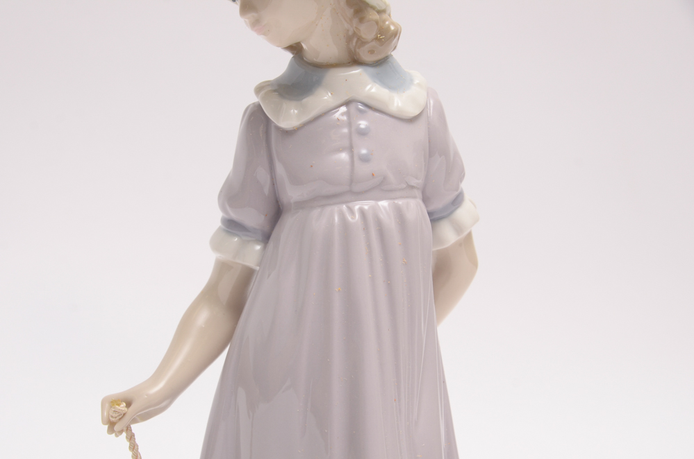 Lladró #5044 "Tirando de la Caretilla" Figurine