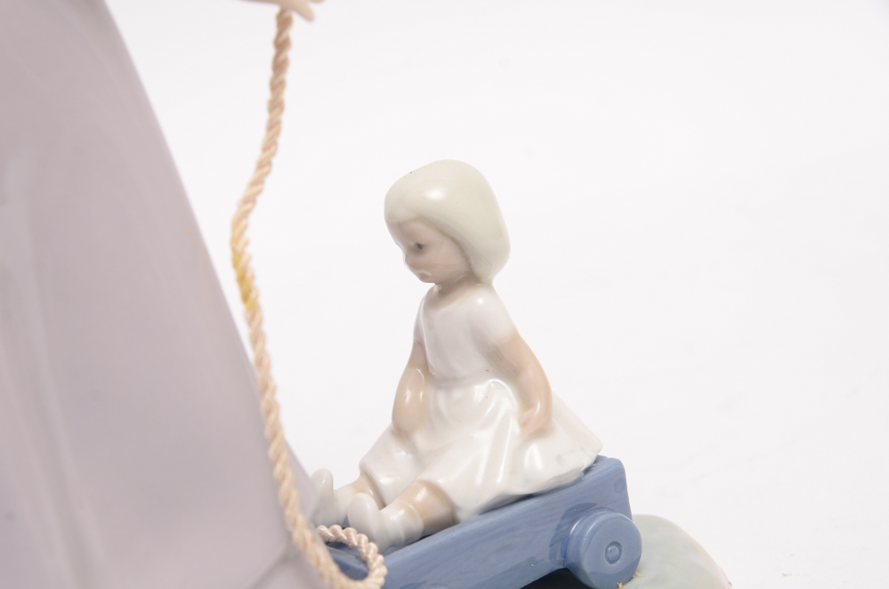 Lladró #5044 "Tirando de la Caretilla" Figurine