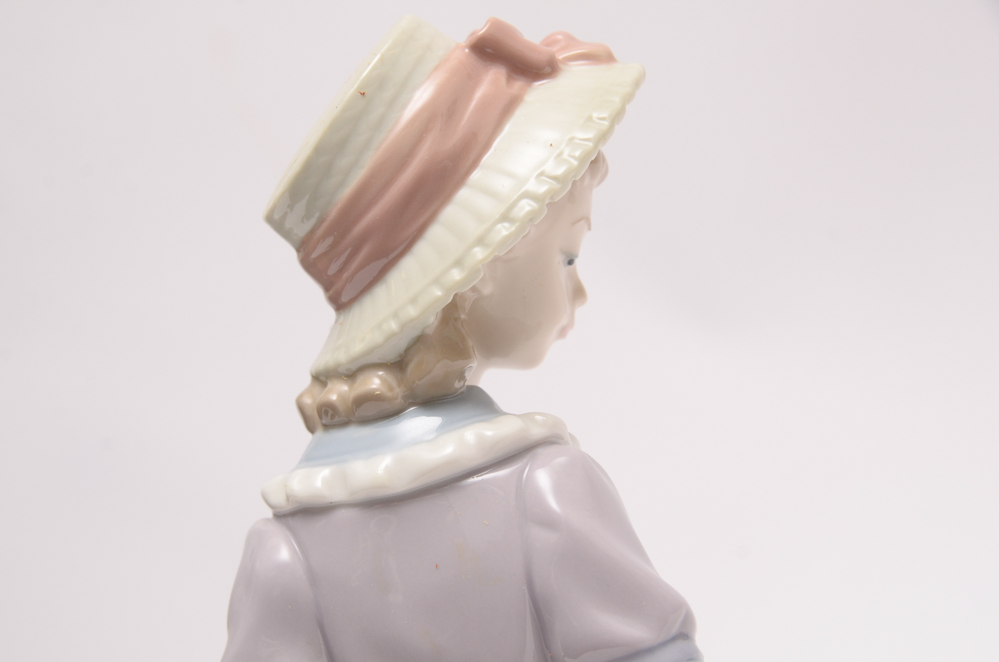 Lladró #5044 "Tirando de la Caretilla" Figurine