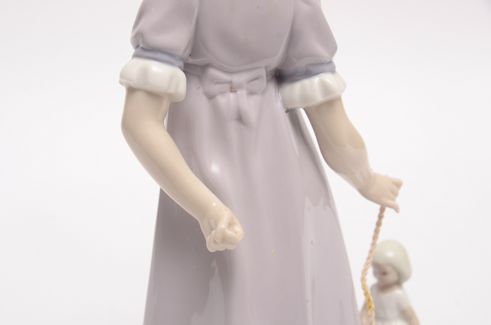 Lladró #5044 "Tirando de la Caretilla" Figurine