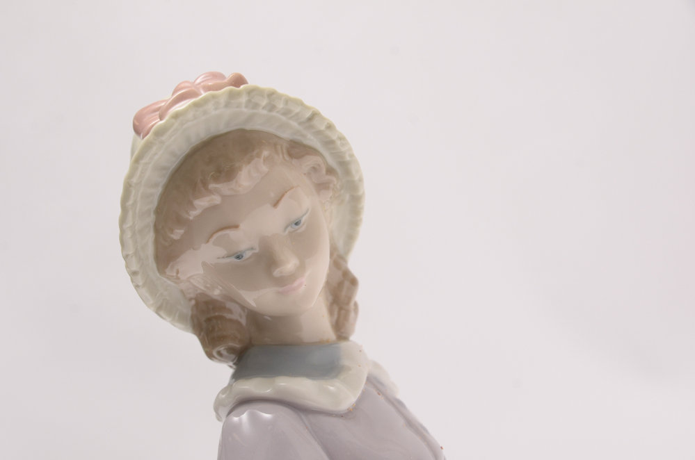 Lladró #5044 "Tirando de la Caretilla" Figurine