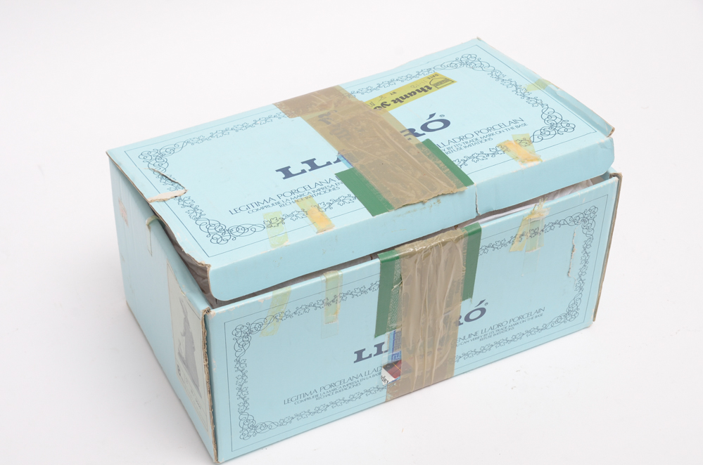 Lladró #5044 "Tirando de la Caretilla" Figurine