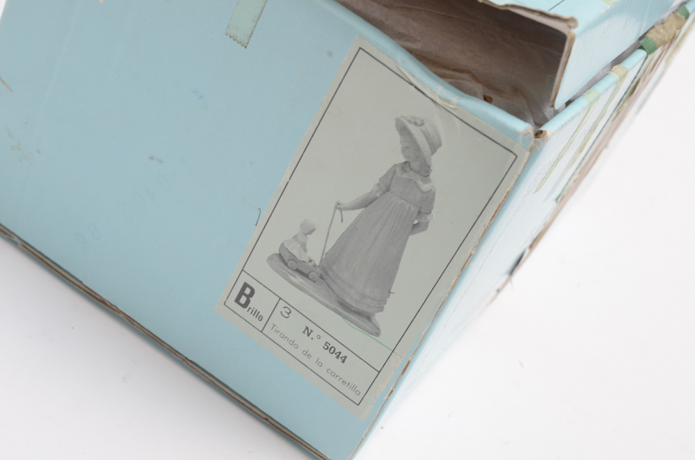 Lladró #5044 "Tirando de la Caretilla" Figurine