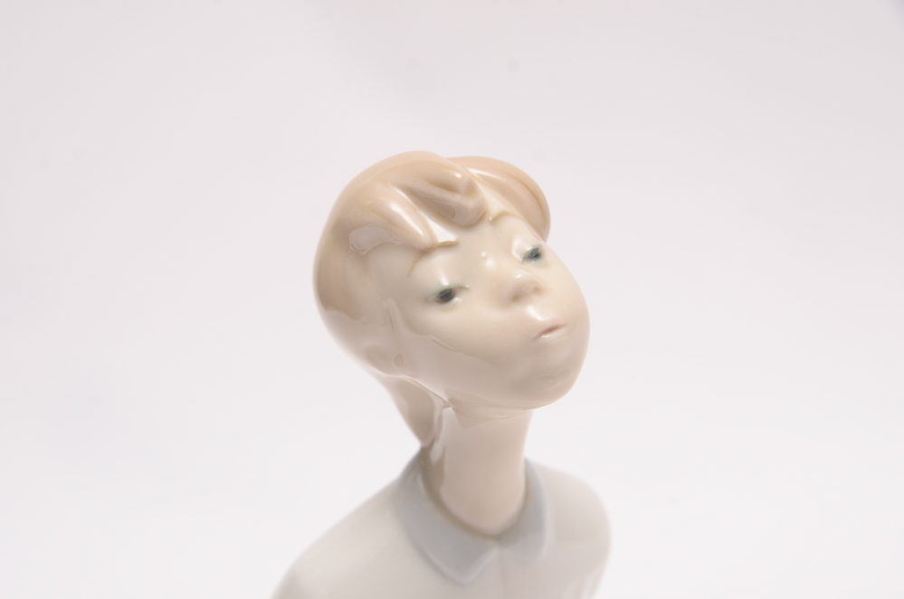 Lladró #4869 "Niño Soplando" Figurine