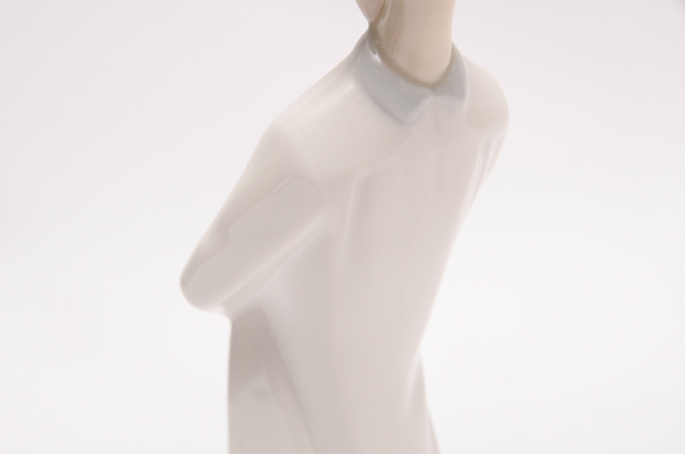 Lladró #4869 "Niño Soplando" Figurine