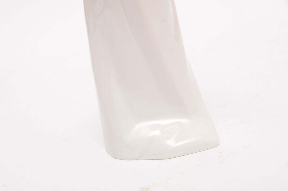 Lladró #4869 "Niño Soplando" Figurine