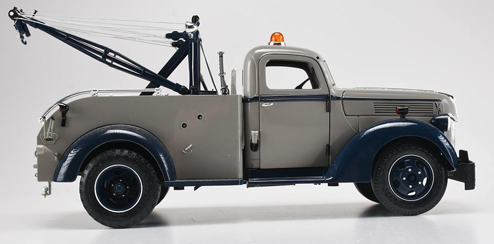 1940 Ford Tow Truck Die-cast Vehicle
