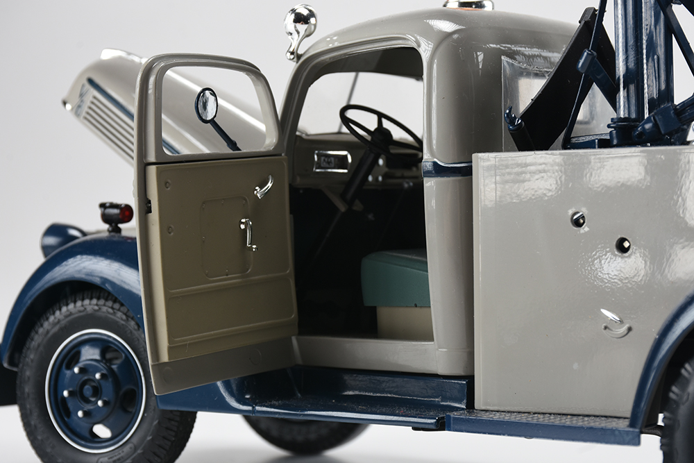 1940 Ford Tow Truck Die-cast Vehicle