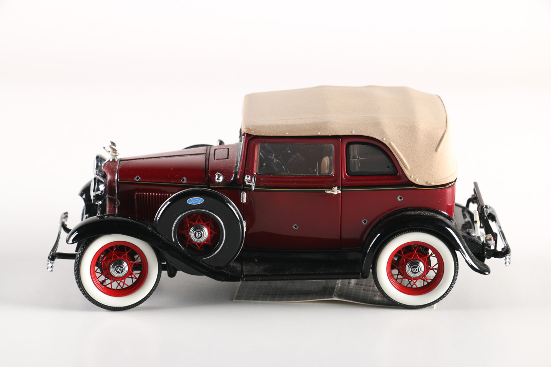 Franklin Mint Limited Edition Bullet Hole Bonnie and Clyde 1932 Ford V-8