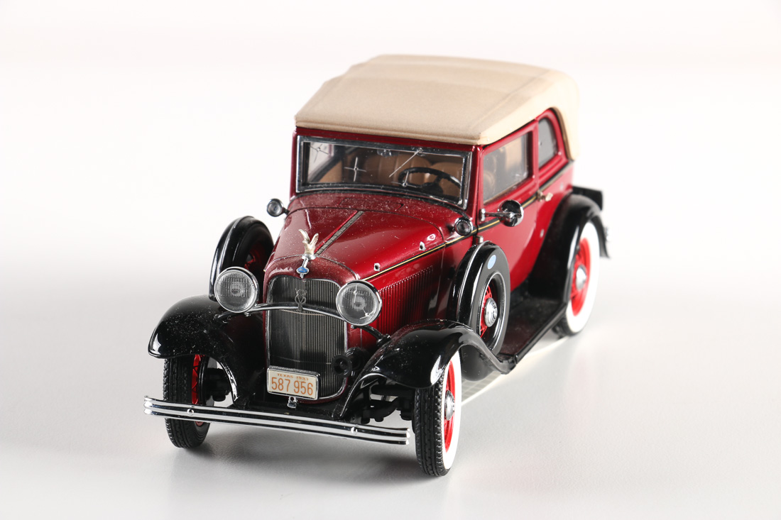 Franklin Mint Limited Edition Bullet Hole Bonnie and Clyde 1932 Ford V-8