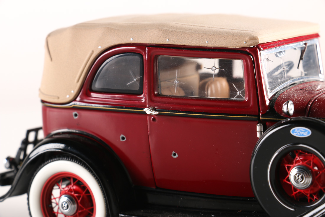 Franklin Mint Limited Edition Bullet Hole Bonnie and Clyde 1932 Ford V-8