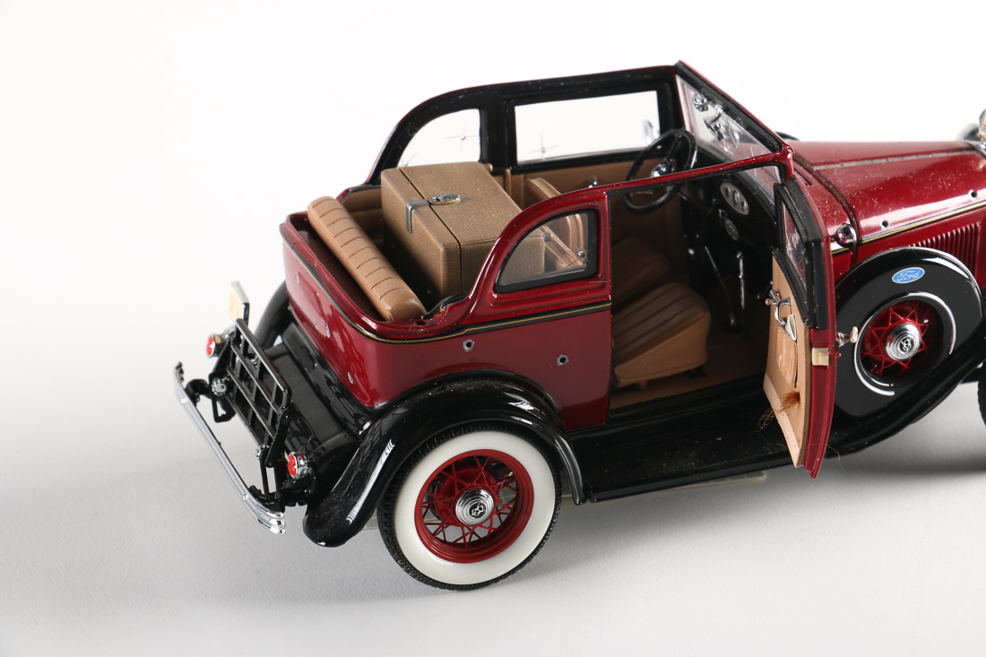 Franklin Mint Limited Edition Bullet Hole Bonnie and Clyde 1932 Ford V-8