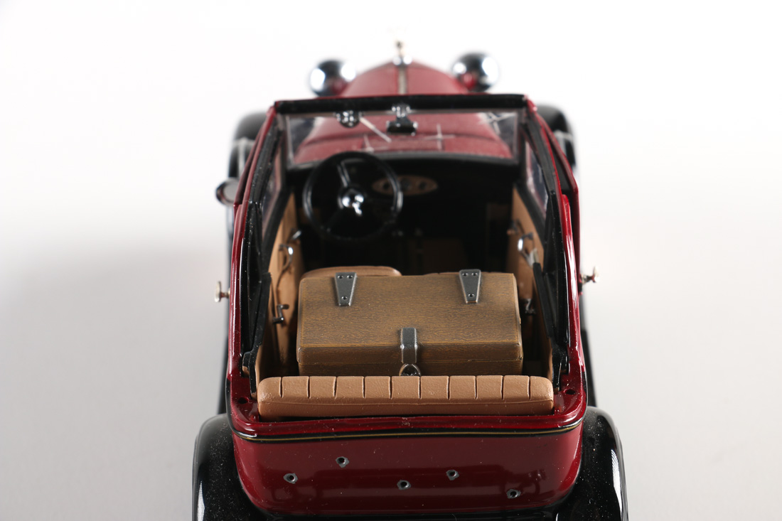 Franklin Mint Limited Edition Bullet Hole Bonnie and Clyde 1932 Ford V-8