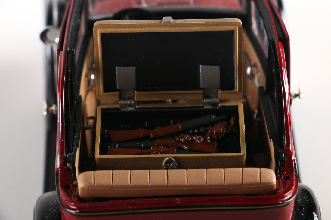 Franklin Mint Limited Edition Bullet Hole Bonnie and Clyde 1932 Ford V-8