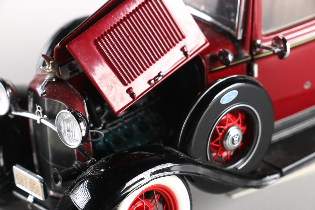 Franklin Mint Limited Edition Bullet Hole Bonnie and Clyde 1932 Ford V-8