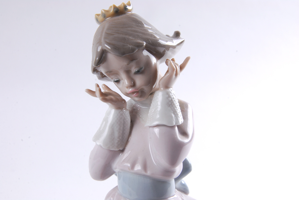 Lladro "Land of the Giants Girl , Apple, Butterfly" Figurine
