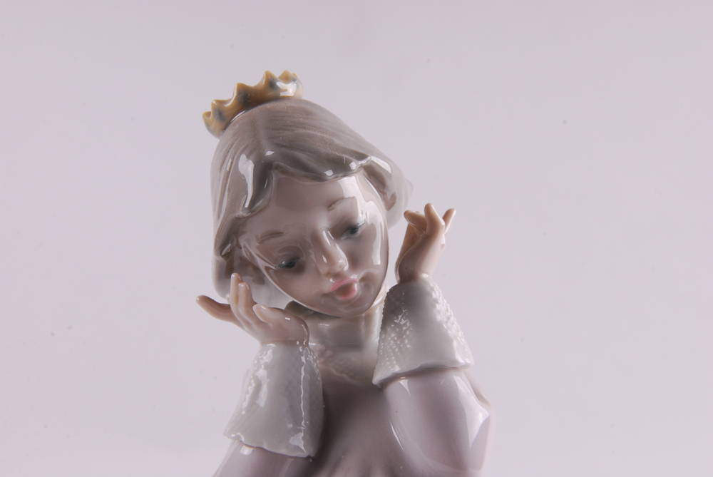 Lladro "Land of the Giants Girl , Apple, Butterfly" Figurine