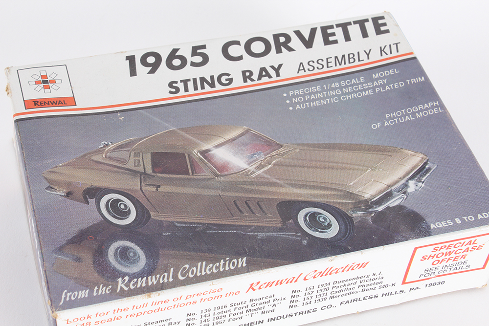 Renwal 1965 Corvette Sting Ray 1/48 Scale Model Car Kit