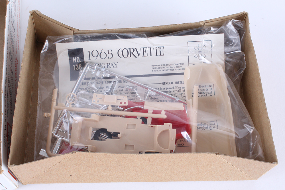 Renwal 1965 Corvette Sting Ray 1/48 Scale Model Car Kit