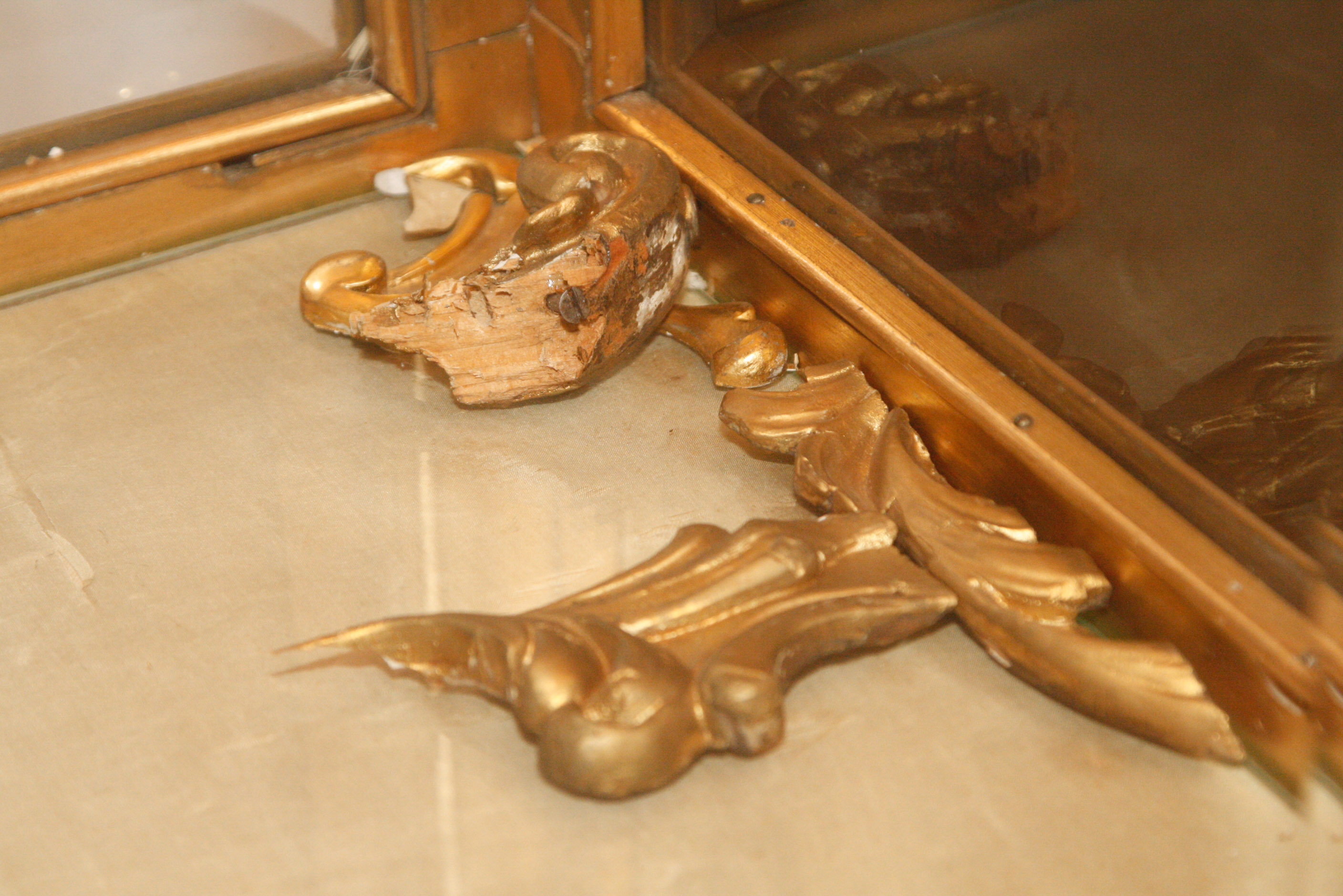 Louis XV Rococo Revival Style Lighted Gilt Vitrine