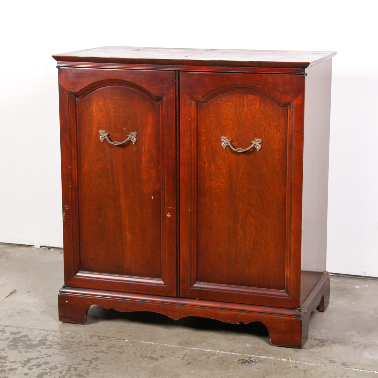 Vintage Wood Magnavox Turntable, Radio, and Speaker Cabinet