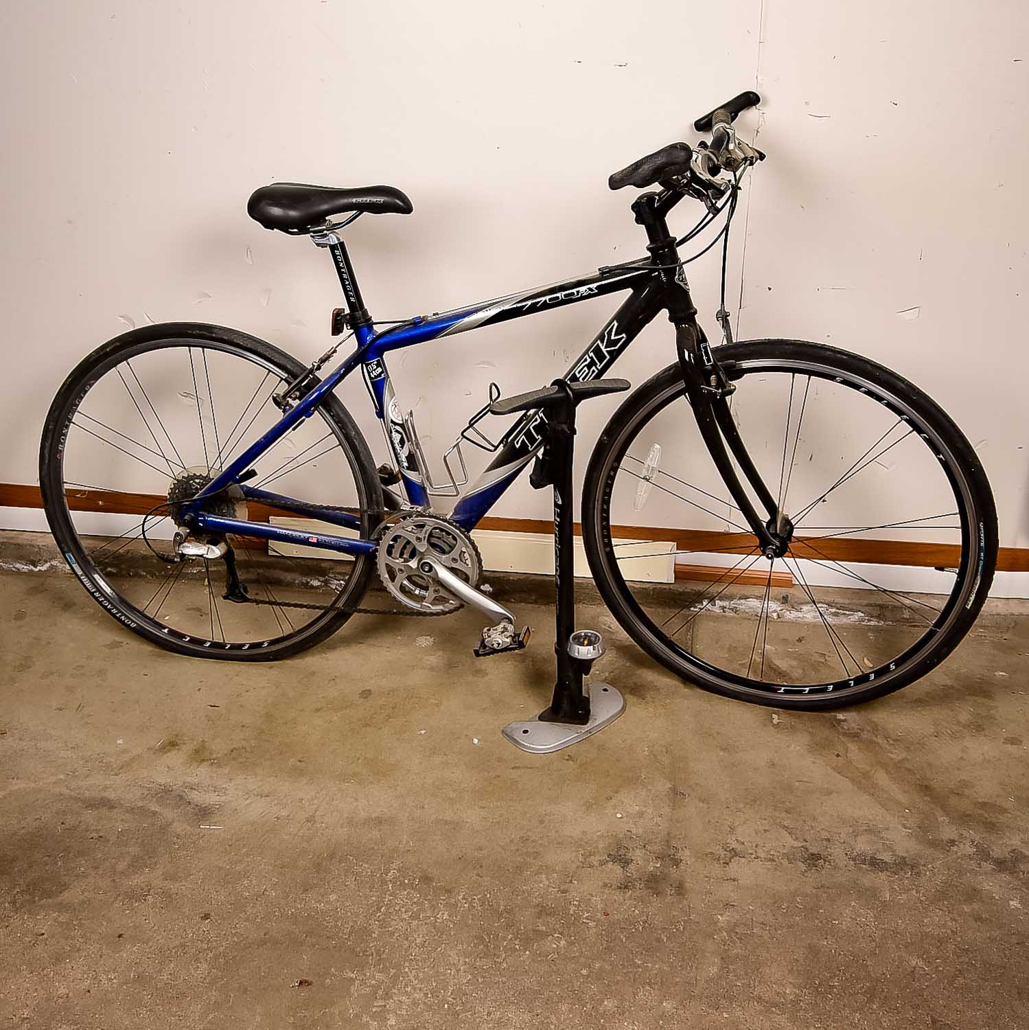 Trek 7700 FX Bicycle with Air Pump EBTH