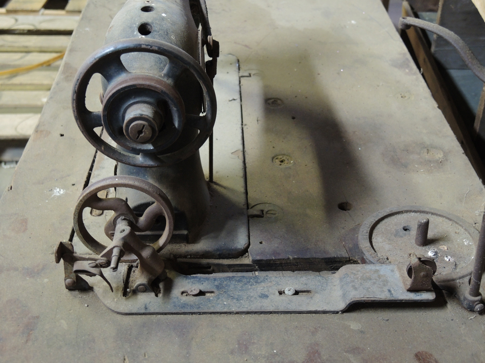 Singer Industrial 31-15 Sewing Machine with Table