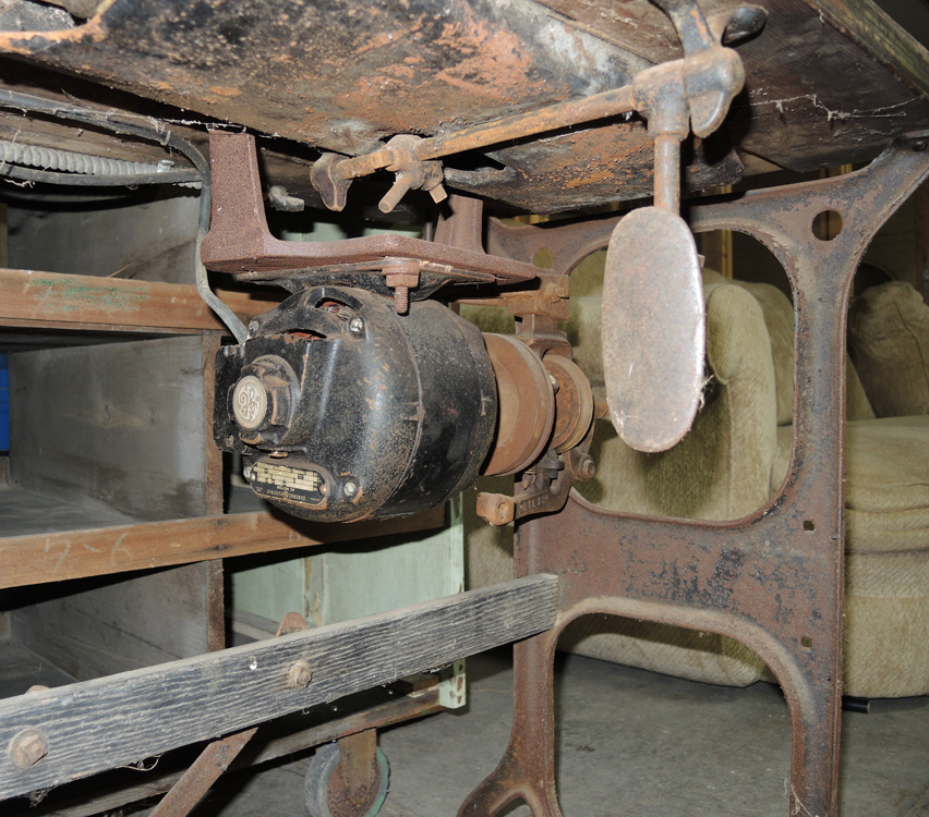 Singer Industrial 31-15 Sewing Machine with Table