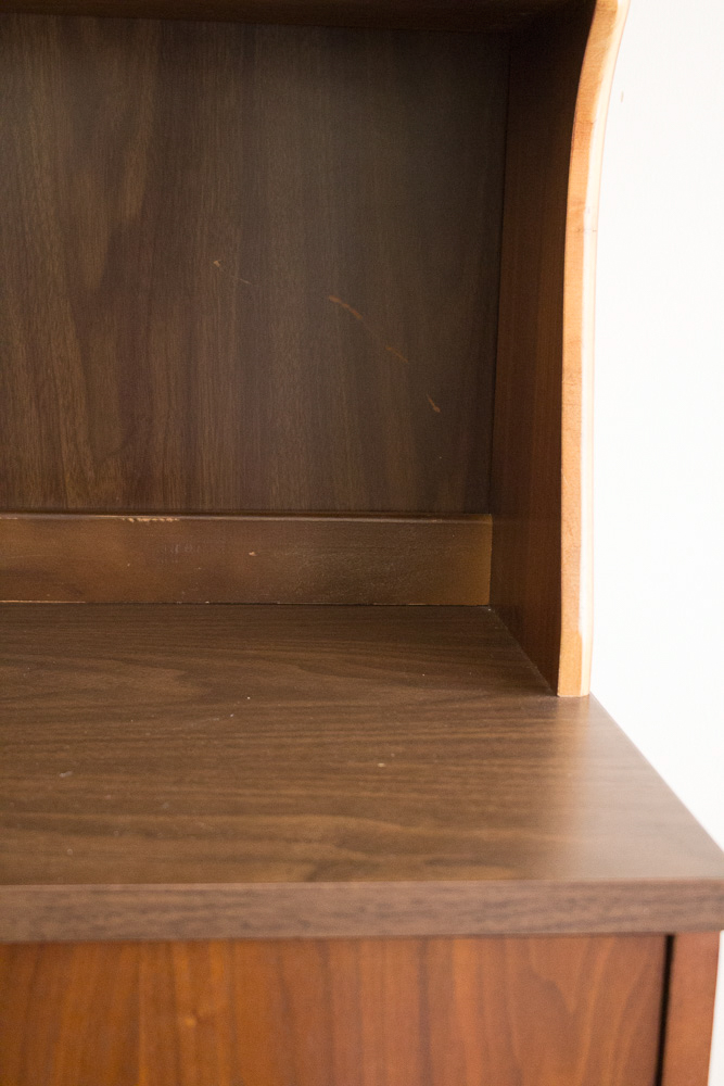 Mid Century Modern Display Shelf With Drawers