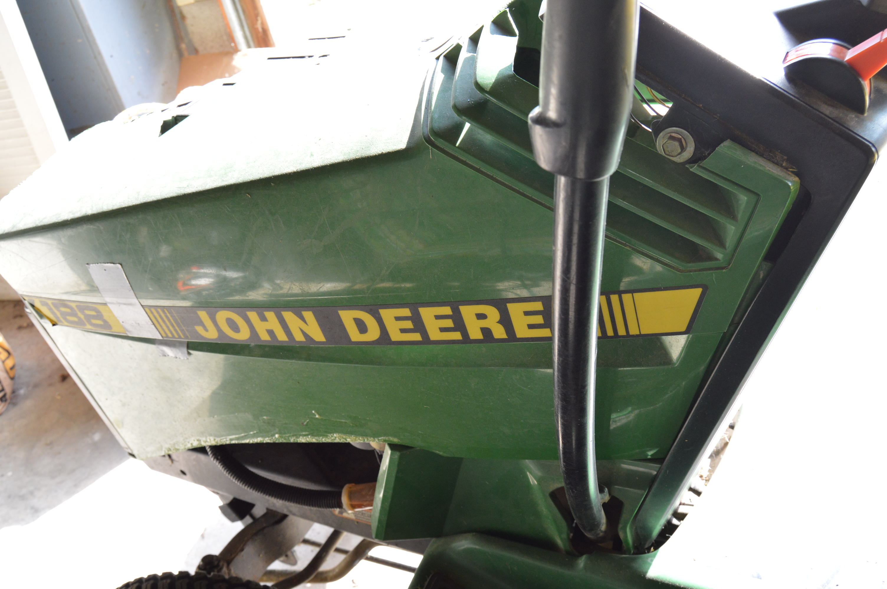 John Deere LX178 Riding Lawnmower