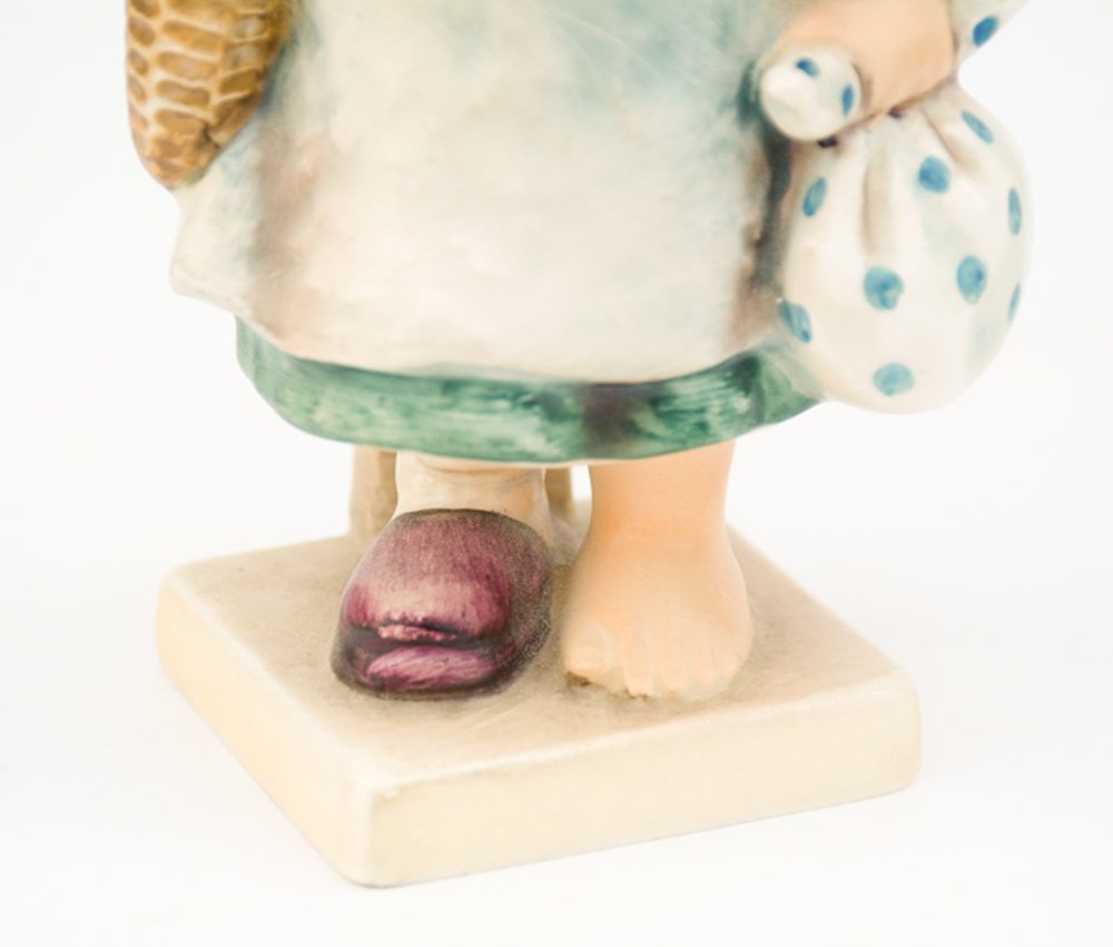 Goebel Hummel 204 "Weary Wanderer" Figurine