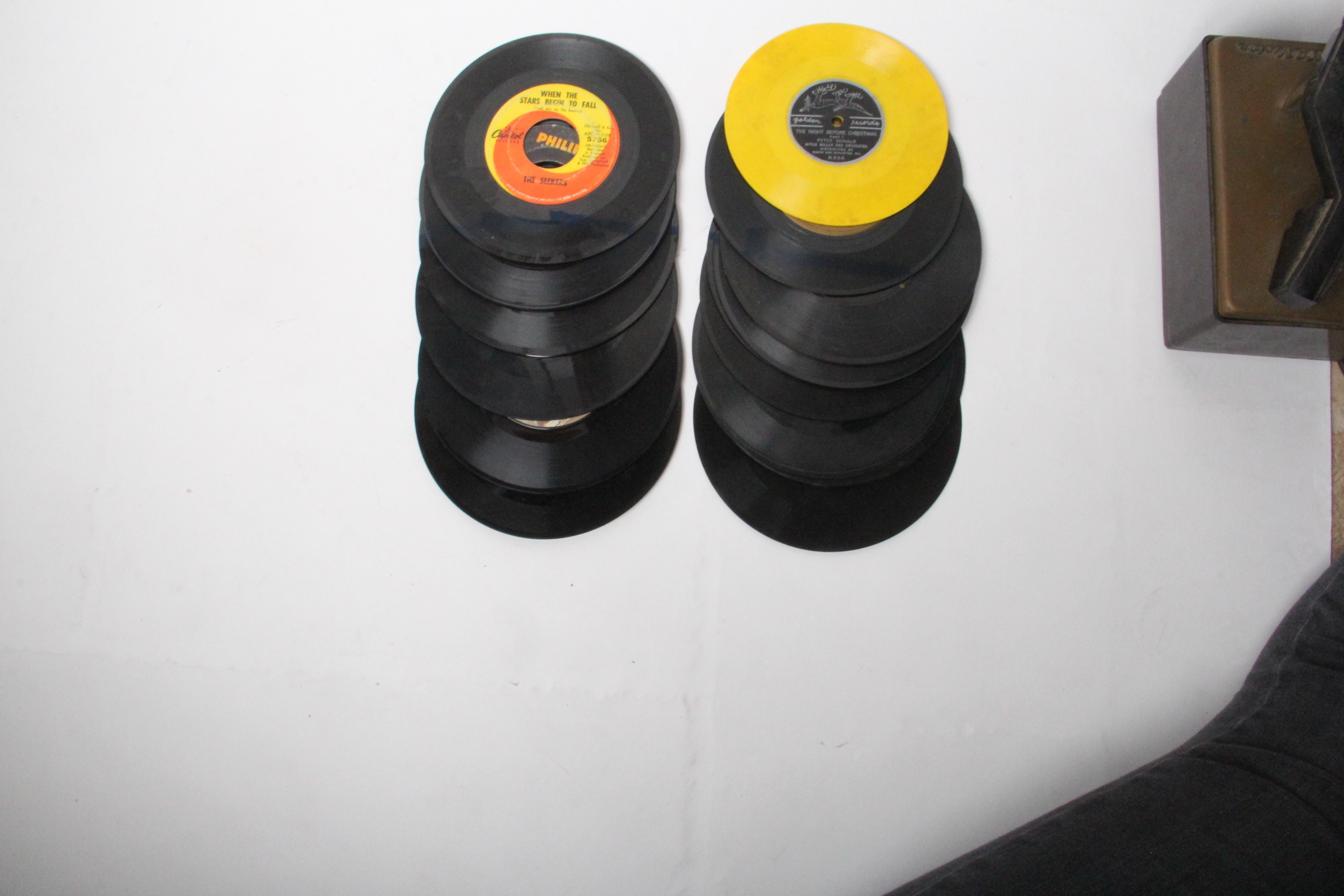 Vintage RCA Victor 45 RPM Turntable With Records