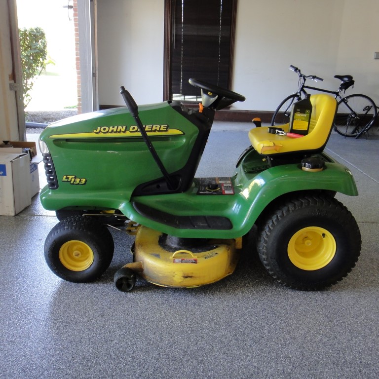 John Deere LT133 Lawn Tractor