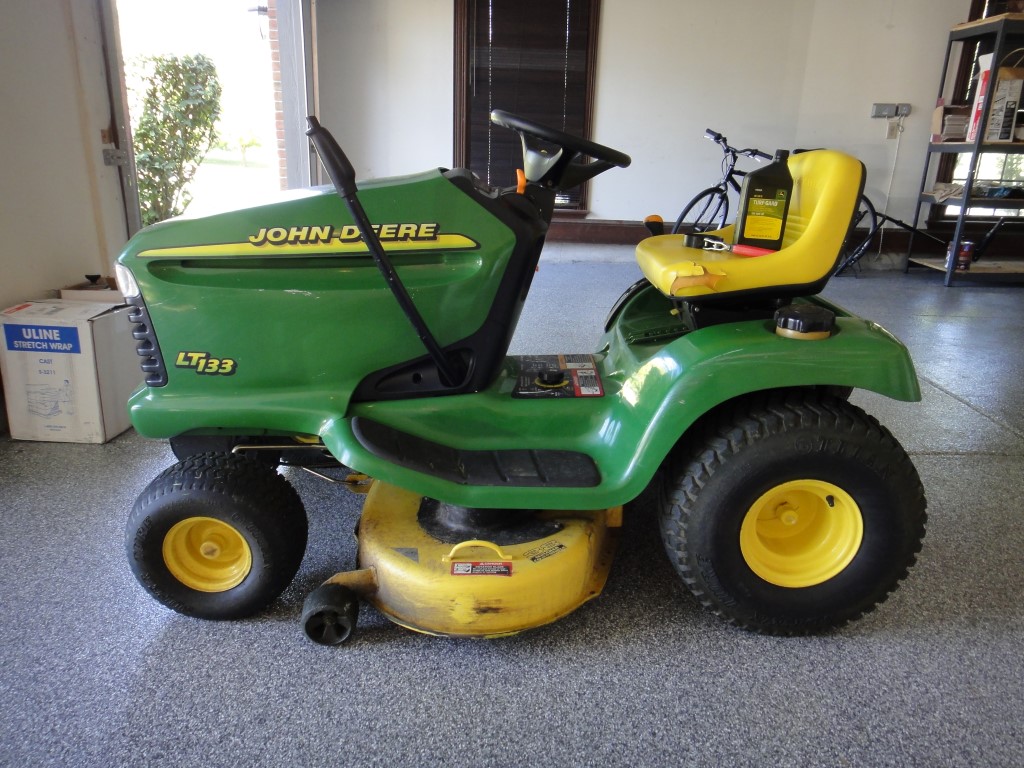 John Deere LT133 Lawn Tractor