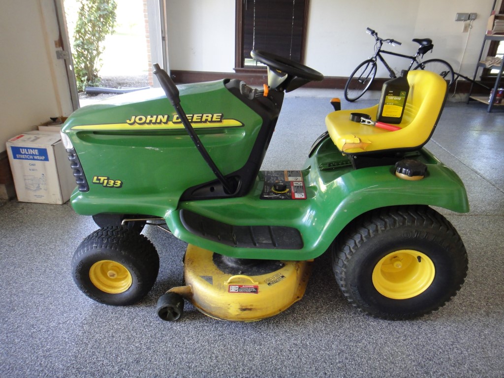 John Deere LT133 Lawn Tractor