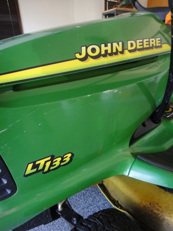 John Deere LT133 Lawn Tractor