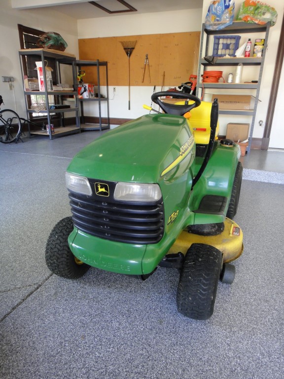 John Deere LT133 Lawn Tractor