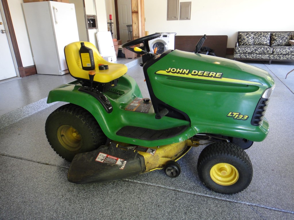 John Deere LT133 Lawn Tractor