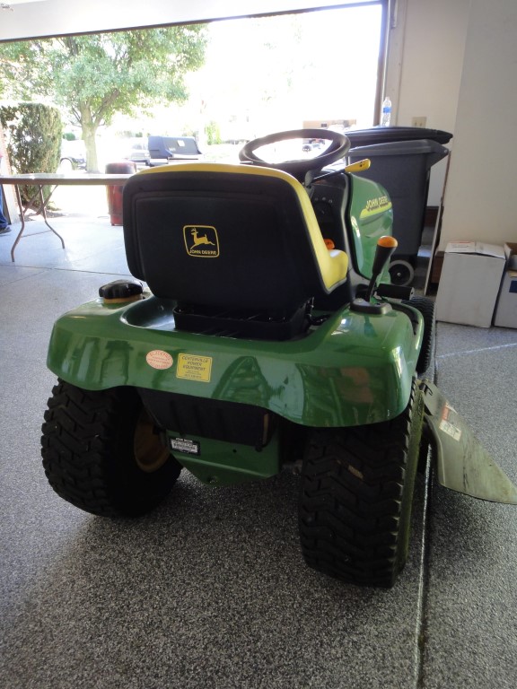 John Deere LT133 Lawn Tractor