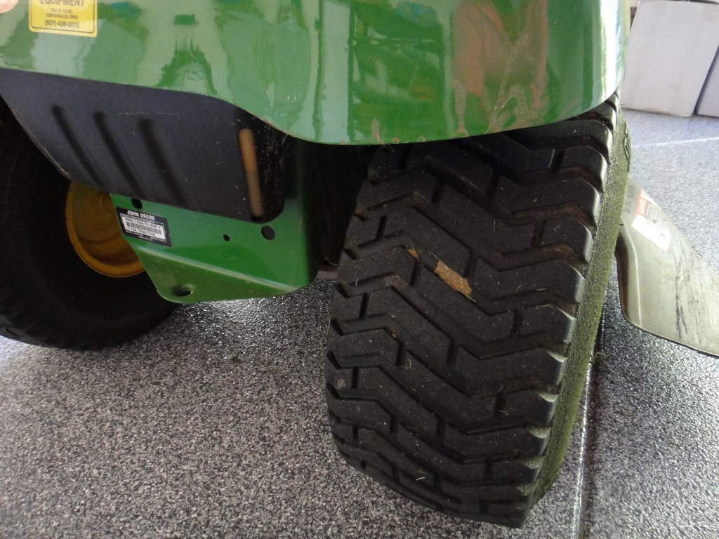 John Deere LT133 Lawn Tractor