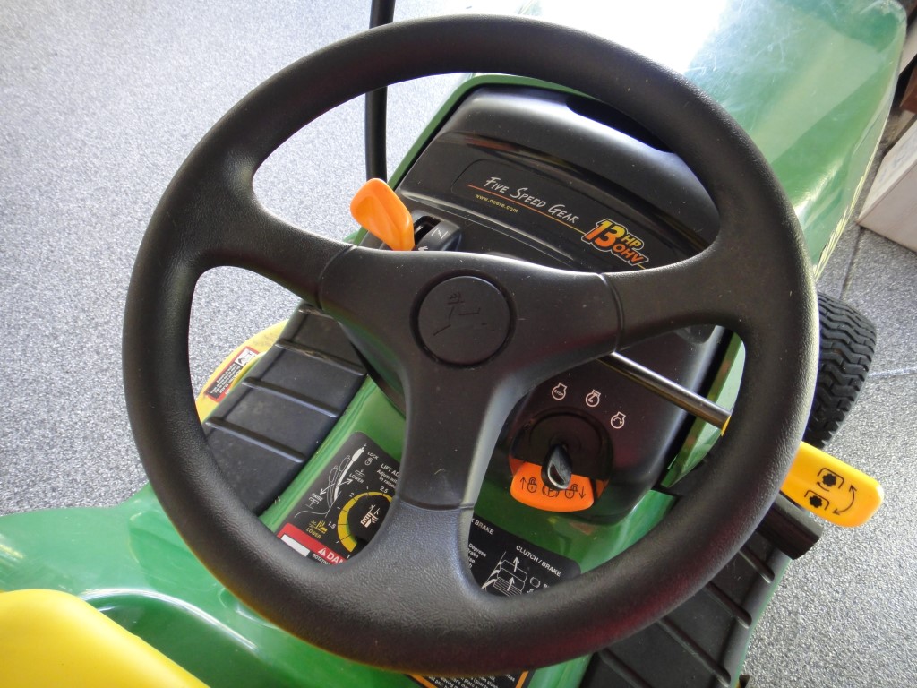 John Deere LT133 Lawn Tractor