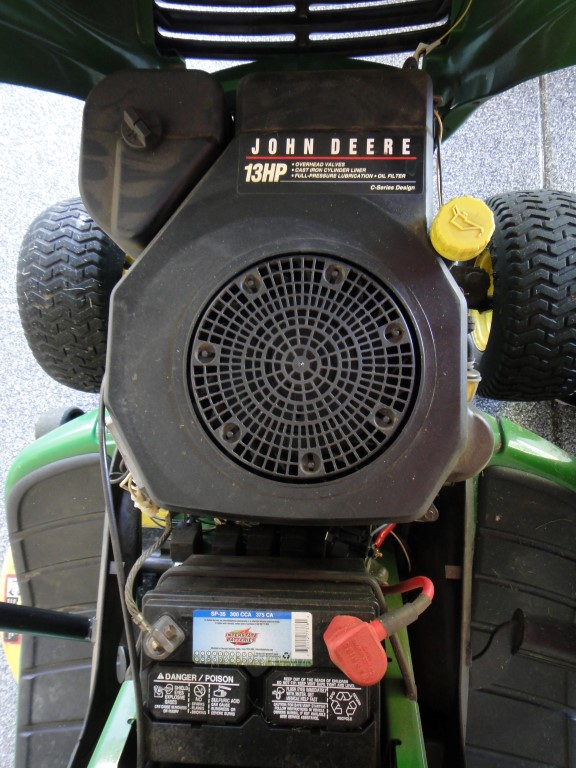 John Deere LT133 Lawn Tractor