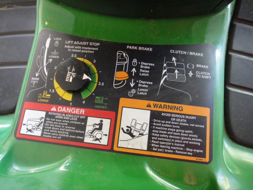 John Deere LT133 Lawn Tractor