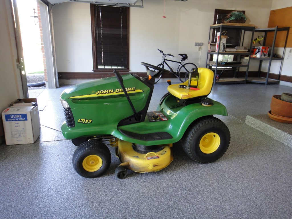 John Deere LT133 Lawn Tractor