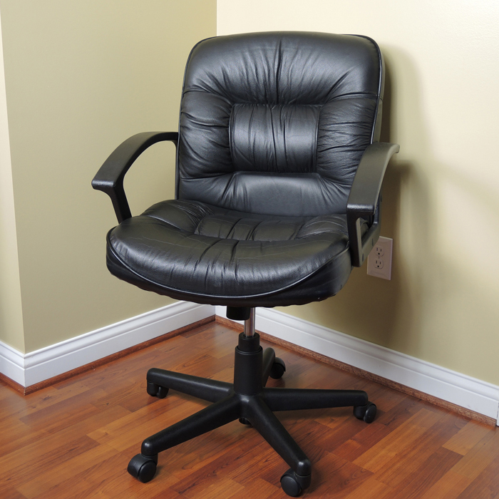 FDL Black Faux Leather Office Chair on Wheels