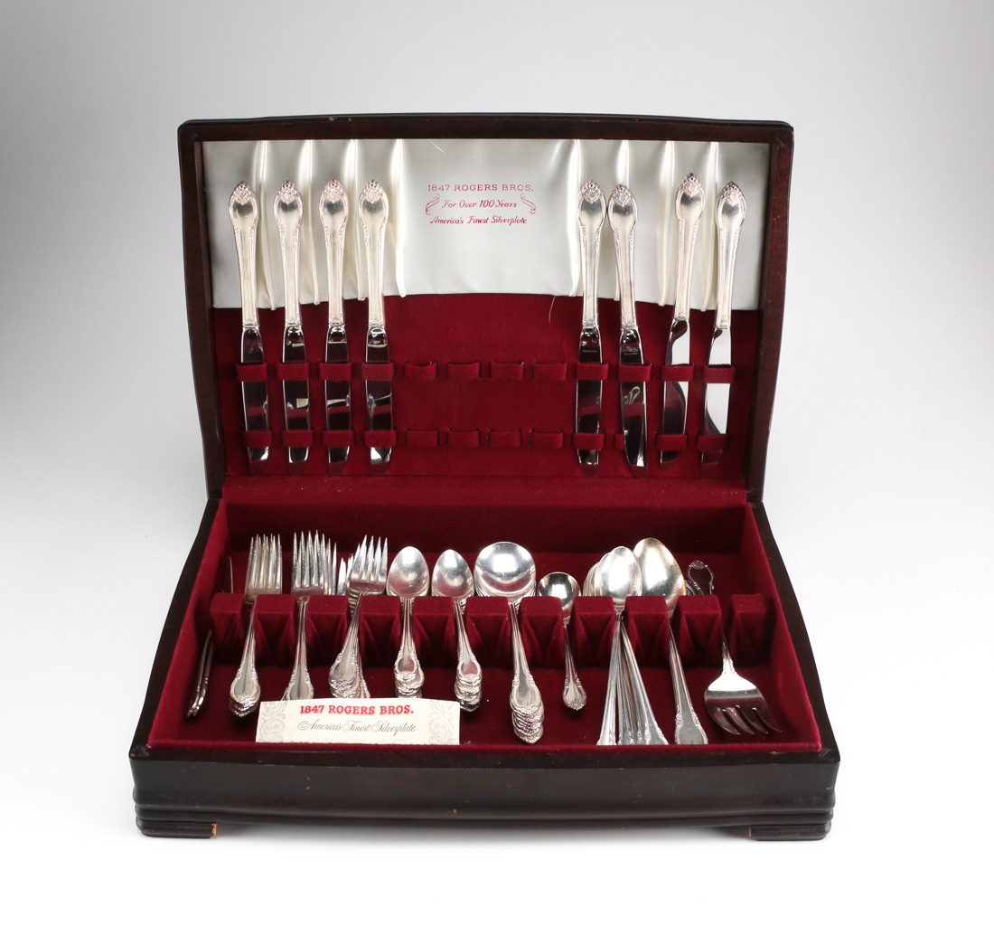 1847 Rogers Bros "Remembrance" Silverplated Flatware Set